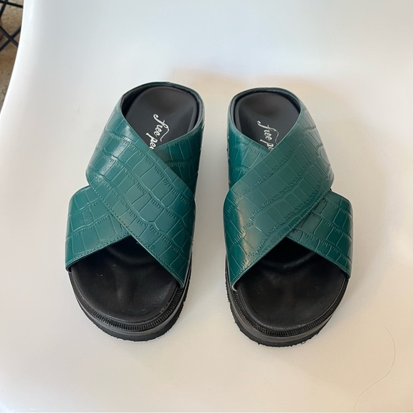 🐊 Free People Green Faux Croc Platform Slides Sz 38 | Bold Streetwear Sandals - Picture 8 of 11